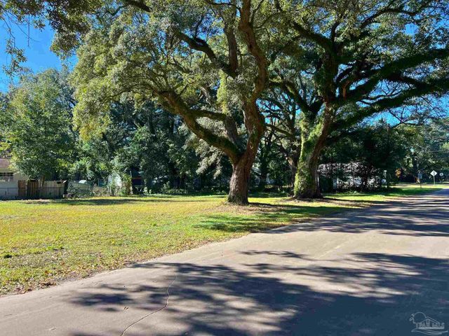 5 Simon Ct, Pensacola, FL 32505