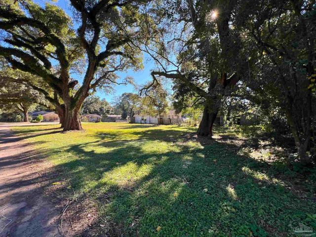 5 Simon Ct, Pensacola, FL 32505