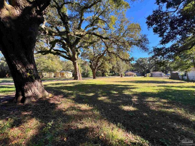 5 Simon Ct, Pensacola, FL 32505