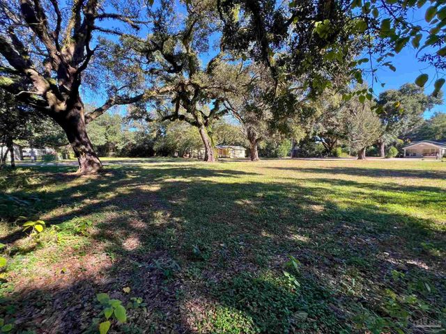 5 Simon Ct, Pensacola, FL 32505