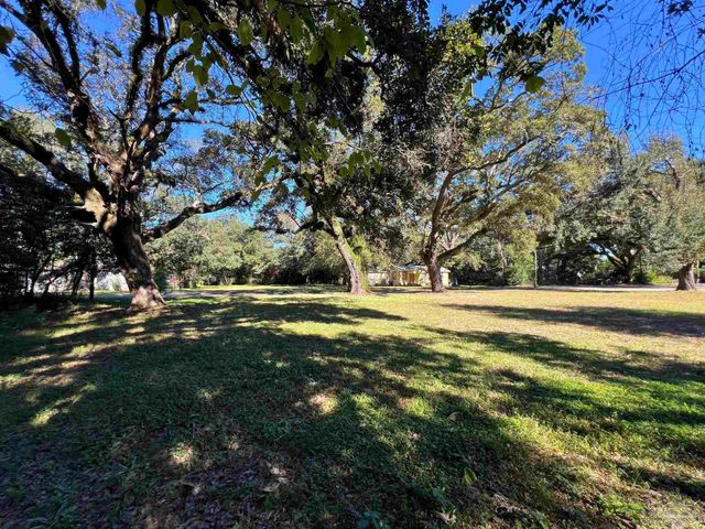 5 Simon Ct, Pensacola, FL 32505