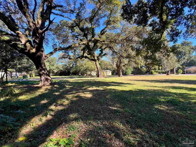 5 Simon Ct, Pensacola, FL 32505