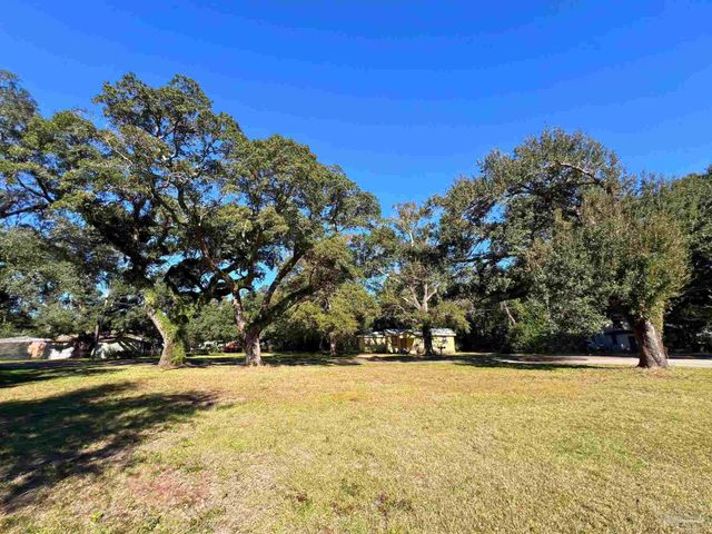 5 Simon Ct, Pensacola, FL 32505