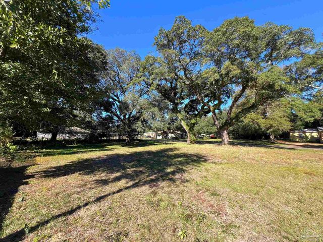 5 Simon Ct, Pensacola, FL 32505