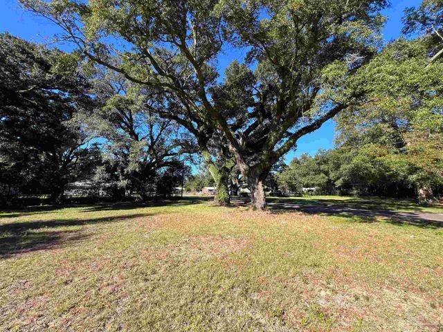 5 Simon Ct, Pensacola, FL 32505