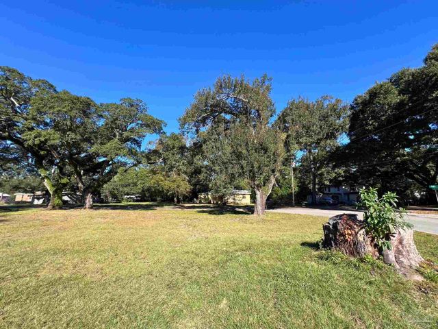 5 Simon Ct, Pensacola, FL 32505