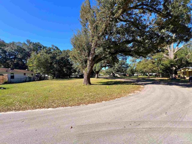 5 Simon Ct, Pensacola, FL 32505