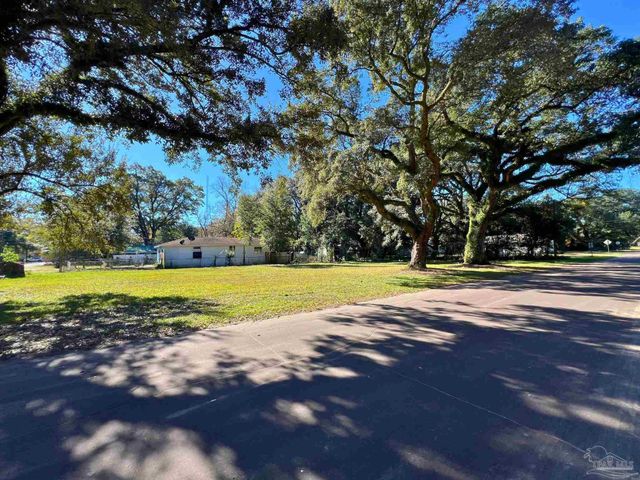 5 Simon Ct, Pensacola, FL 32505