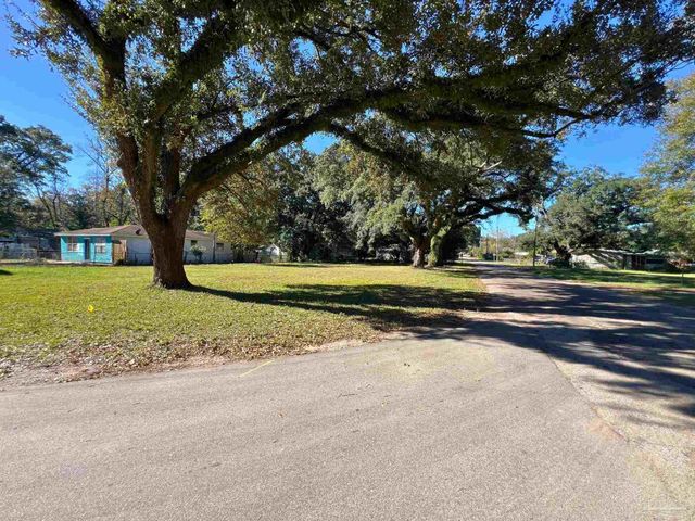 5 Simon Ct, Pensacola, FL 32505