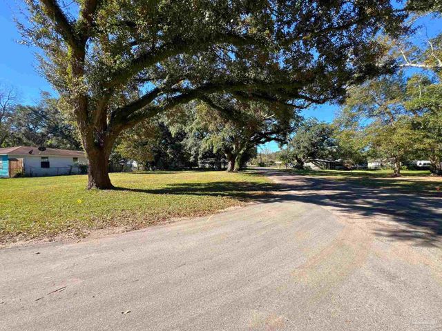 5 Simon Ct, Pensacola, FL 32505