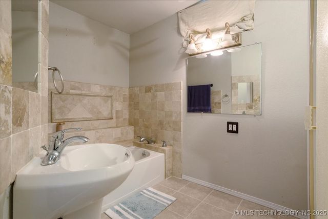 1216 11th Avenue NW, Ardmore, OK 73401