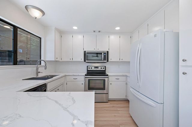103 Ponderosa Ct, Folsom, CA 95630