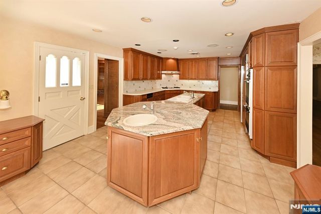 43 Twin Brooks Road, Saddle River, NJ 07458