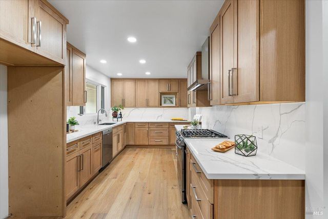 205 Alderbrook Dr, Santa Rosa, CA 95405