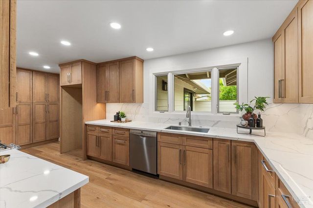 205 Alderbrook Dr, Santa Rosa, CA 95405