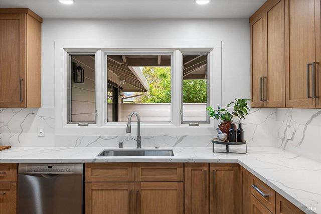 205 Alderbrook Dr, Santa Rosa, CA 95405