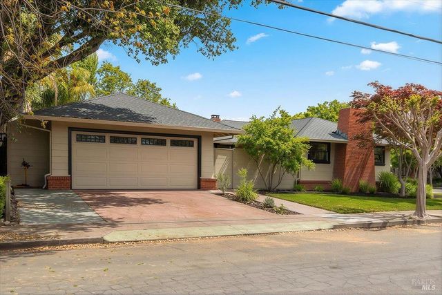 205 Alderbrook Dr, Santa Rosa, CA 95405