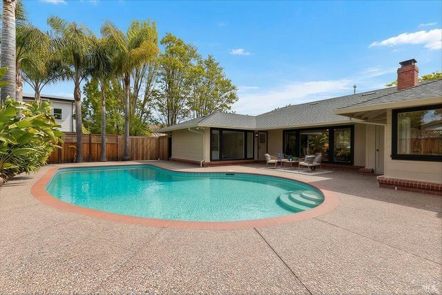 205 Alderbrook Dr, Santa Rosa, CA 95405