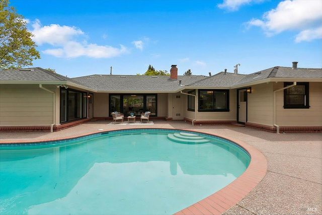 205 Alderbrook Dr, Santa Rosa, CA 95405