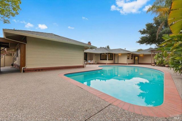 205 Alderbrook Dr, Santa Rosa, CA 95405