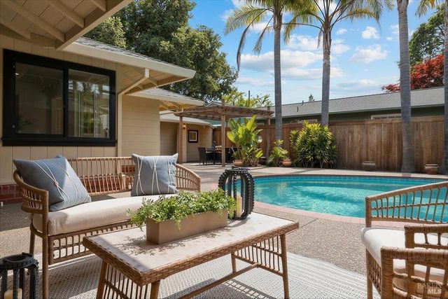 205 Alderbrook Dr, Santa Rosa, CA 95405