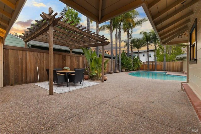 205 Alderbrook Dr, Santa Rosa, CA 95405