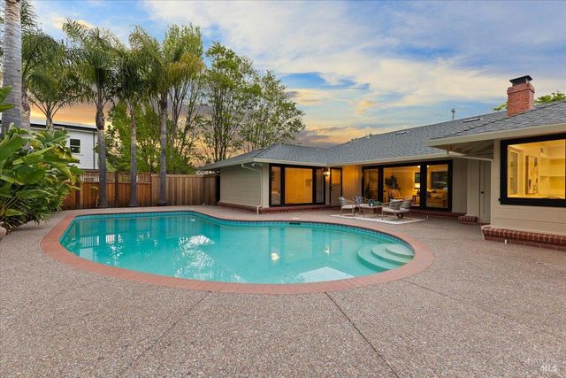 205 Alderbrook Dr, Santa Rosa, CA 95405