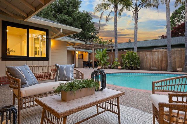 205 Alderbrook Dr, Santa Rosa, CA 95405