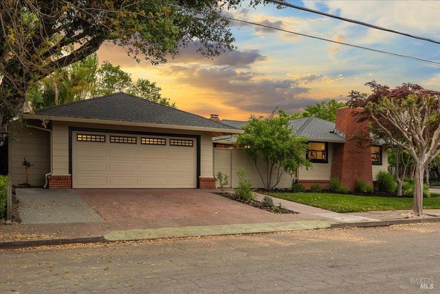 205 Alderbrook Dr, Santa Rosa, CA 95405