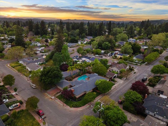 205 Alderbrook Dr, Santa Rosa, CA 95405