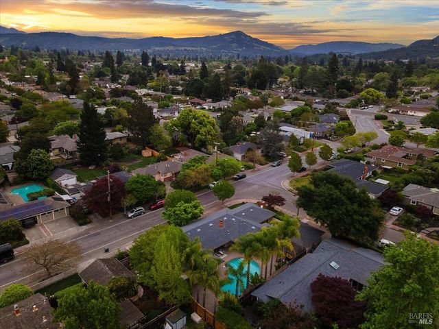 205 Alderbrook Dr, Santa Rosa, CA 95405