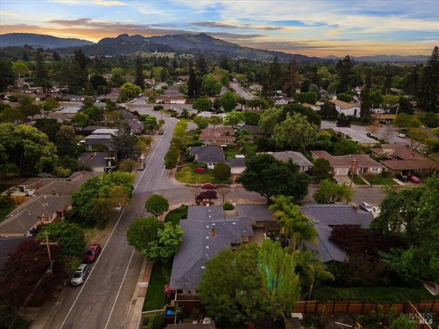 205 Alderbrook Dr, Santa Rosa, CA 95405