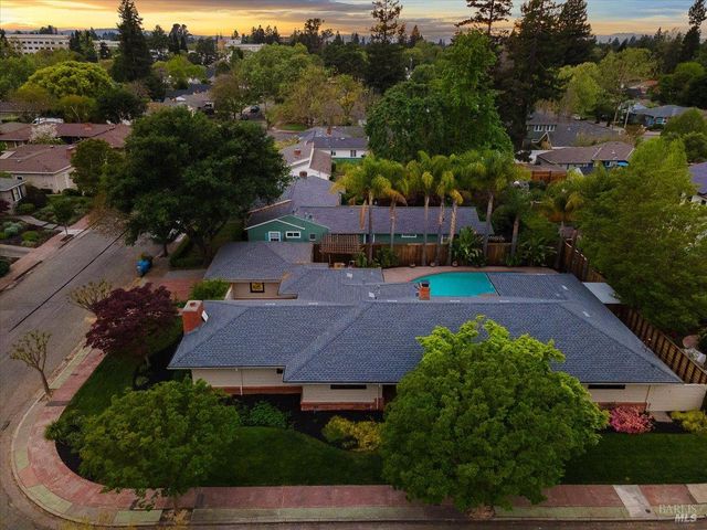 205 Alderbrook Dr, Santa Rosa, CA 95405