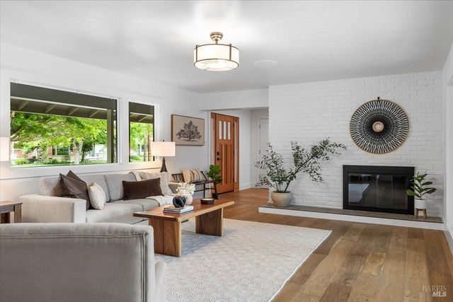 205 Alderbrook Dr, Santa Rosa, CA 95405