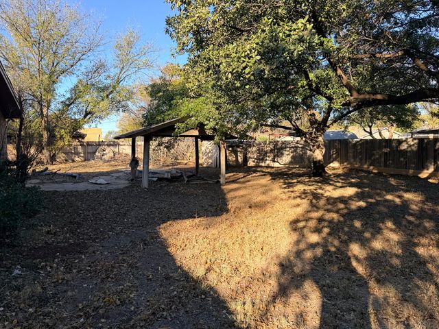 2412 Lockwood Street, Tahoka, TX 79373
