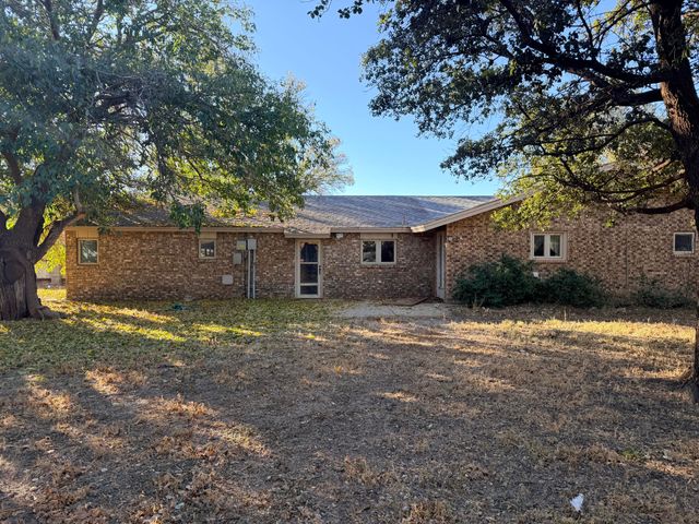 2412 Lockwood Street, Tahoka, TX 79373