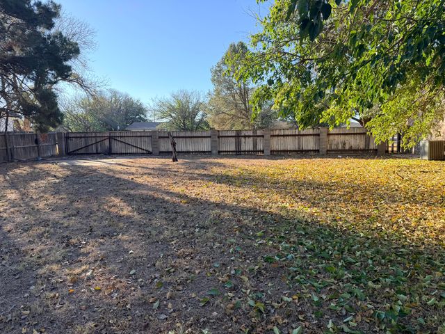 2412 Lockwood Street, Tahoka, TX 79373