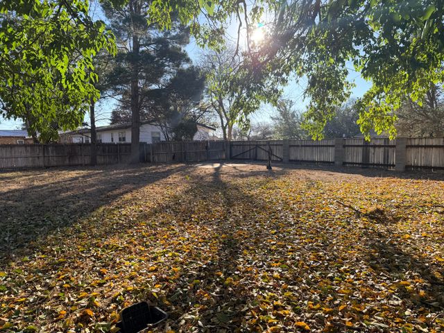 2412 Lockwood Street, Tahoka, TX 79373