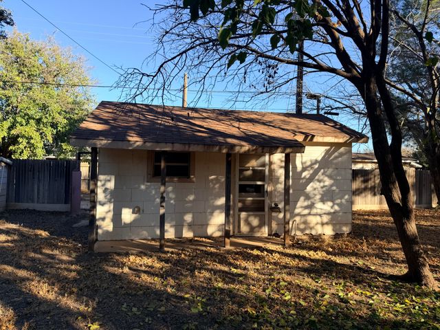 2412 Lockwood Street, Tahoka, TX 79373