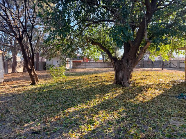 2412 Lockwood Street, Tahoka, TX 79373