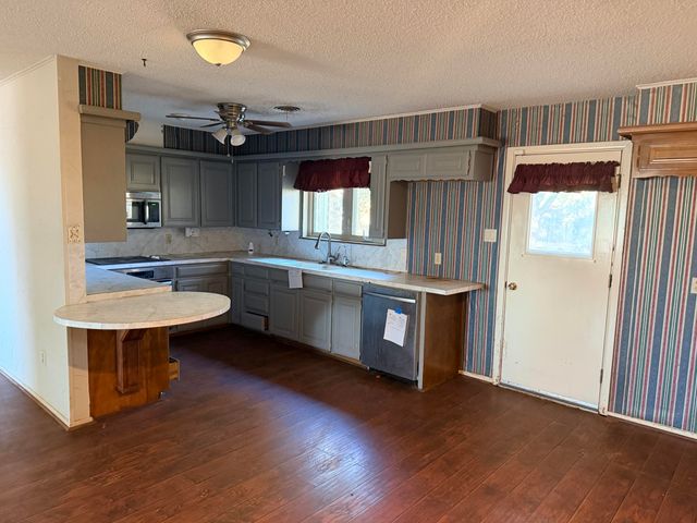 2412 Lockwood Street, Tahoka, TX 79373