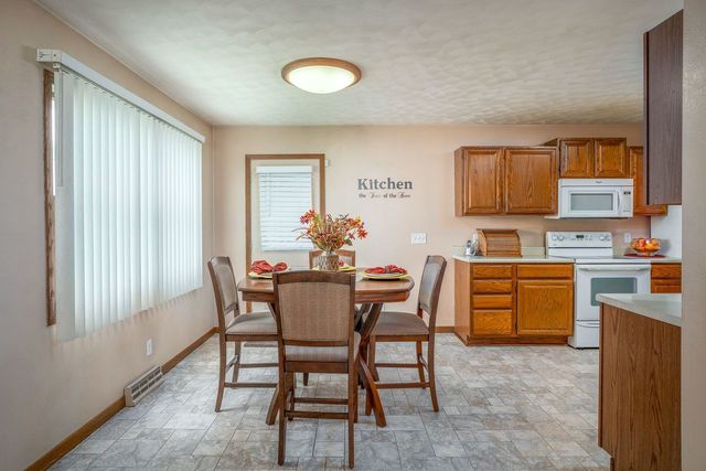 3305 W 66th Street, Davenport, IA 52806