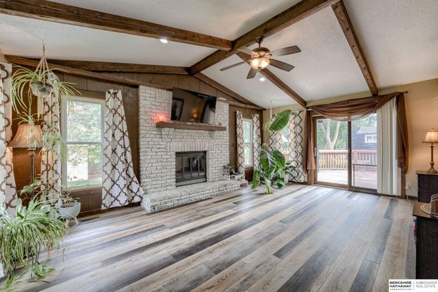 10212 V Street, Omaha, NE 68127