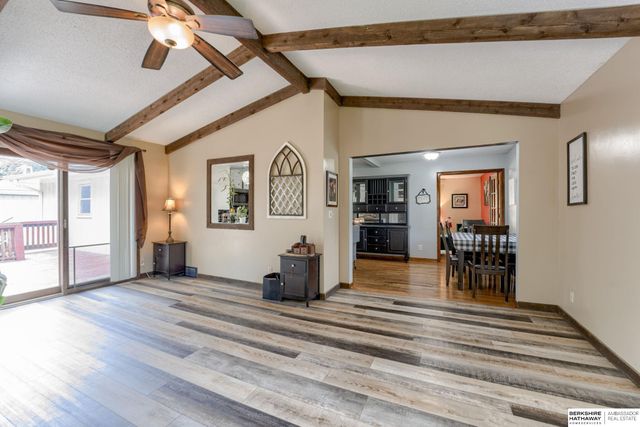 10212 V Street, Omaha, NE 68127