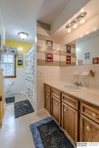 10212 V Street, Omaha, NE 68127