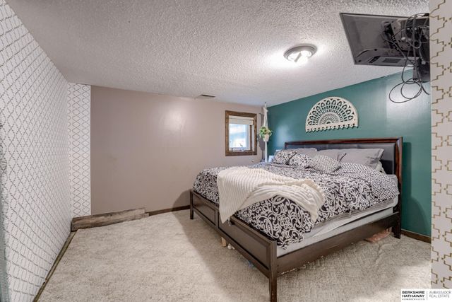 10212 V Street, Omaha, NE 68127