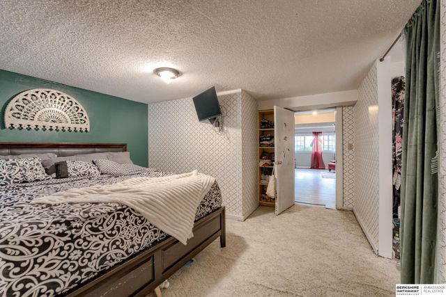 10212 V Street, Omaha, NE 68127