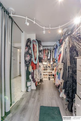 10212 V Street, Omaha, NE 68127