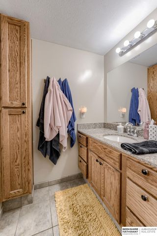 10212 V Street, Omaha, NE 68127