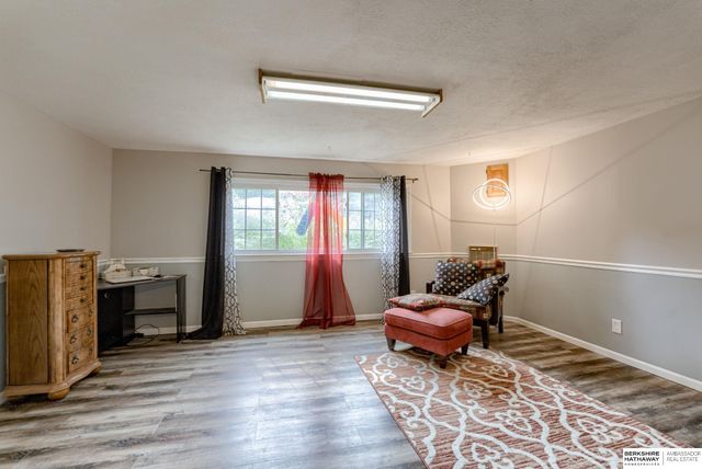 10212 V Street, Omaha, NE 68127